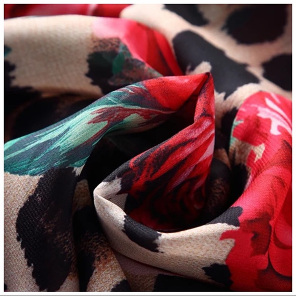 🌺 The Natanalisa Gorgeous Silk Flowing Rose Print Maxi Dress - Picture 9 of 10